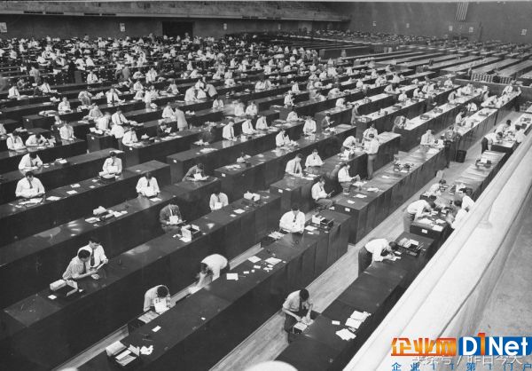 圖:每天這里都有成千上萬的人在這里進行比對工作。