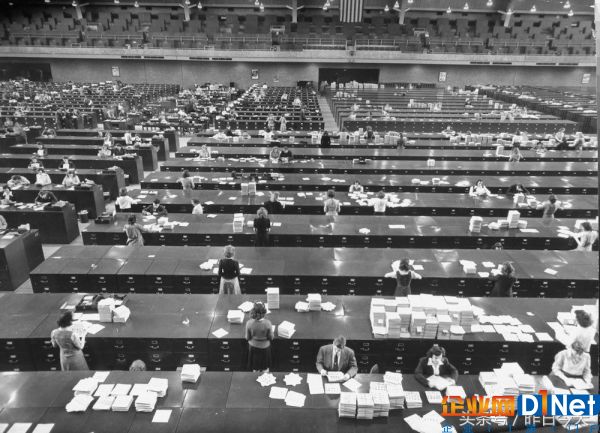 圖:由于當時美軍在歐洲戰場戰斗,國內犯罪率升高,每天這里的人工作時常都要超過10個小時