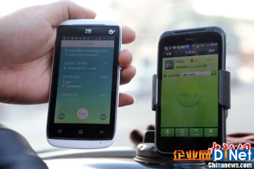 資料圖:用戶在使用不同的打車軟件做對比。<a target='_blank' data-cke-saved- >中新社</a>發 張云 攝