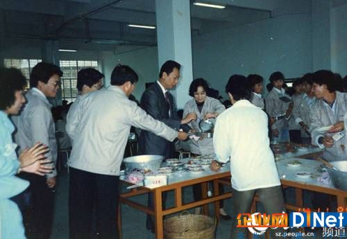 1988年11月,郭臺銘與工人一起在食堂吃飯。富士康供圖