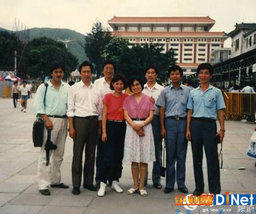 1988年5月,郭臺銘(左二)到深圳考察。富士康供圖