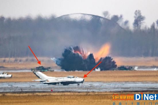 殲-6和遠處的坦克被改裝成實體標靶,經受空軍戰機的實彈打擊。