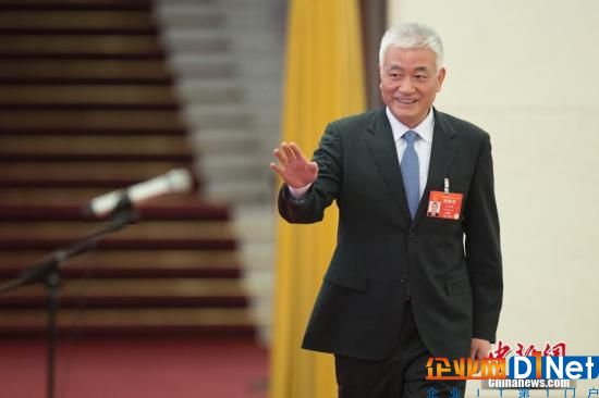 3月8日,十三屆全國(guó)人大二次會(huì)議在北京人民大會(huì)堂舉行第二次全體會(huì)議。圖為科學(xué)技術(shù)部部長(zhǎng)王志剛在“部長(zhǎng)通道”接受采訪。中新社記者 王駿 攝